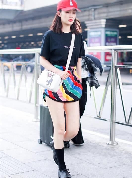 李沁来了,样子太美了,这条五彩短裤挺特别呢!