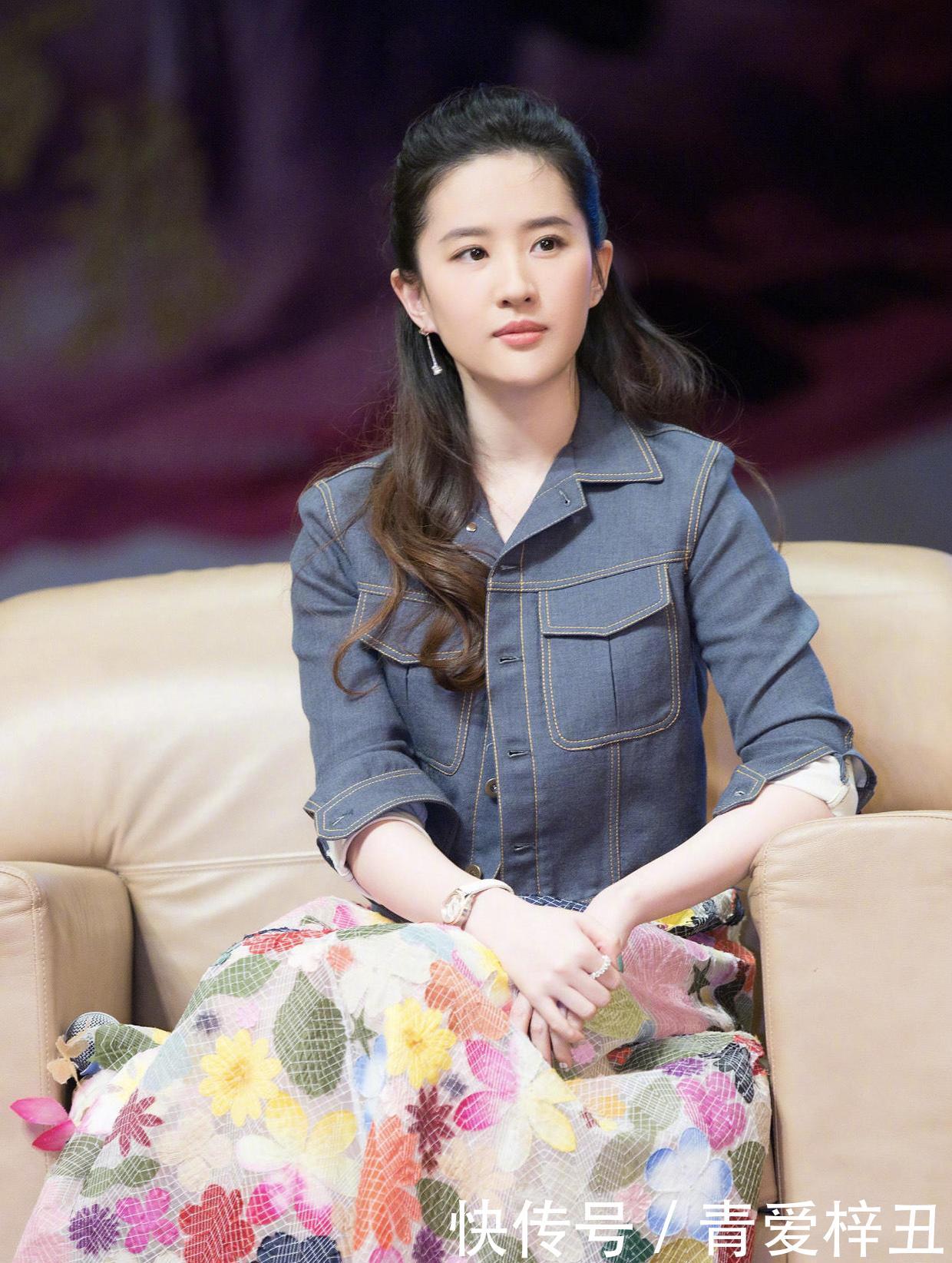 「印花」刘亦菲真是“仙女下凡”,牛仔外套内搭印花连衣裙,仙女气质十足
