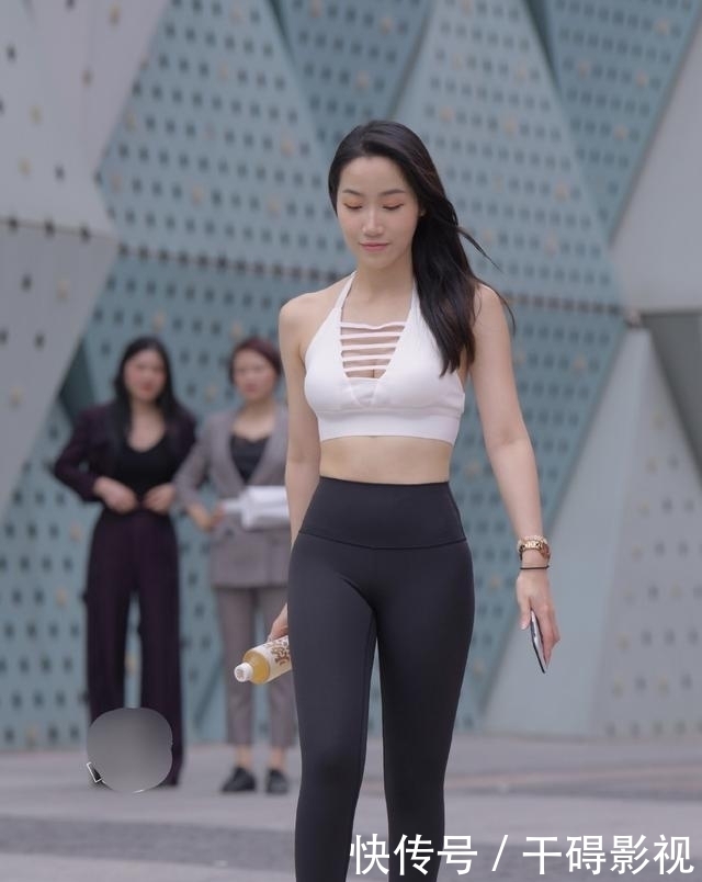 腿部线条|女性穿着打底裤不挑身材轻松出行,穿出毫无紧绷感的潮流