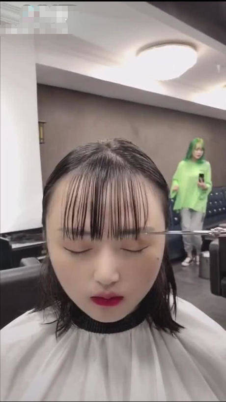 造型师三剪刀后，大脸妹秒变女神，网友：是心动的感觉！