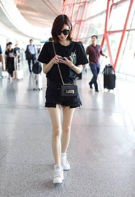 王丽坤身穿一件简单背心街拍，网友:这身材穿什么都好看啊