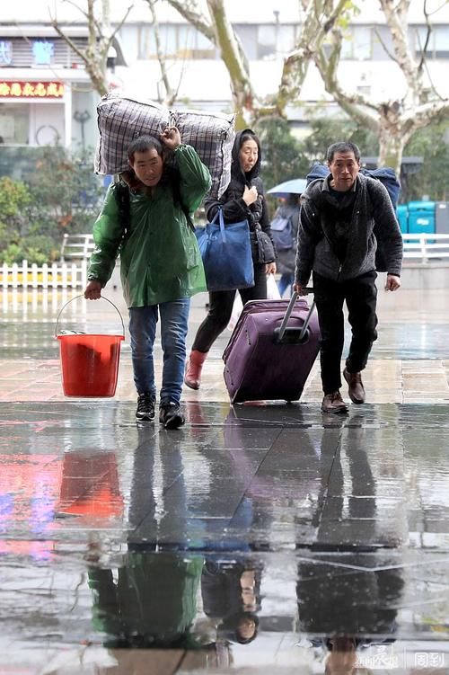  【春运】直击春运：冬雨绵绵挡不住回乡客的脚步