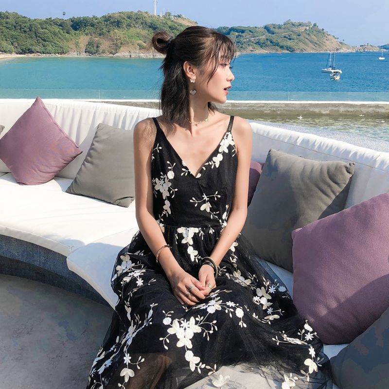 连衣裙都丕敢穿性感点的，你还好意思说你是个年轻女孩嘛