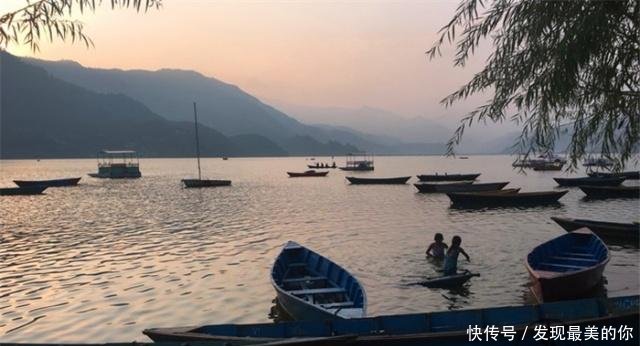 尼泊尔迷人的旅游地，与世无争的费瓦湖，安纳普尔纳峰是天然背景