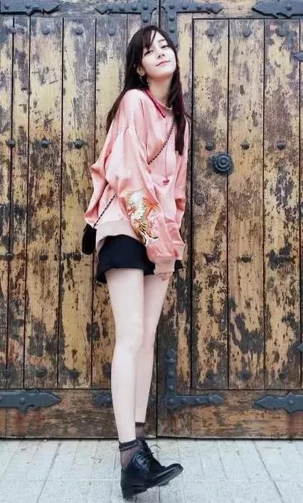 迪丽热巴什么操作？“易拉罐”也能当鞋穿？网友：不怕摔跤