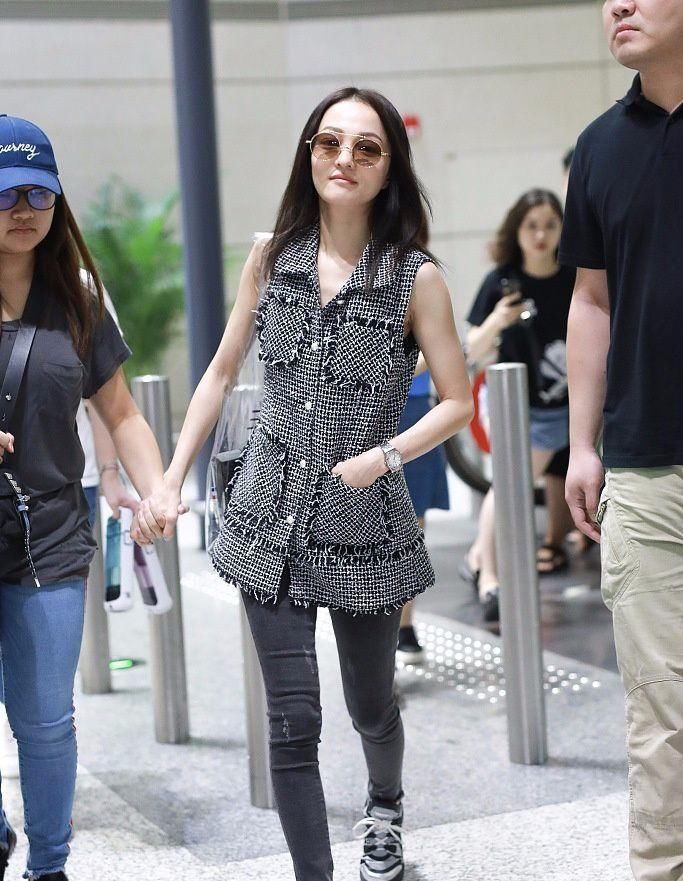 张韶涵这身材叫人羡慕，可这身打扮被网友嫌弃，贵也穿不出气质!