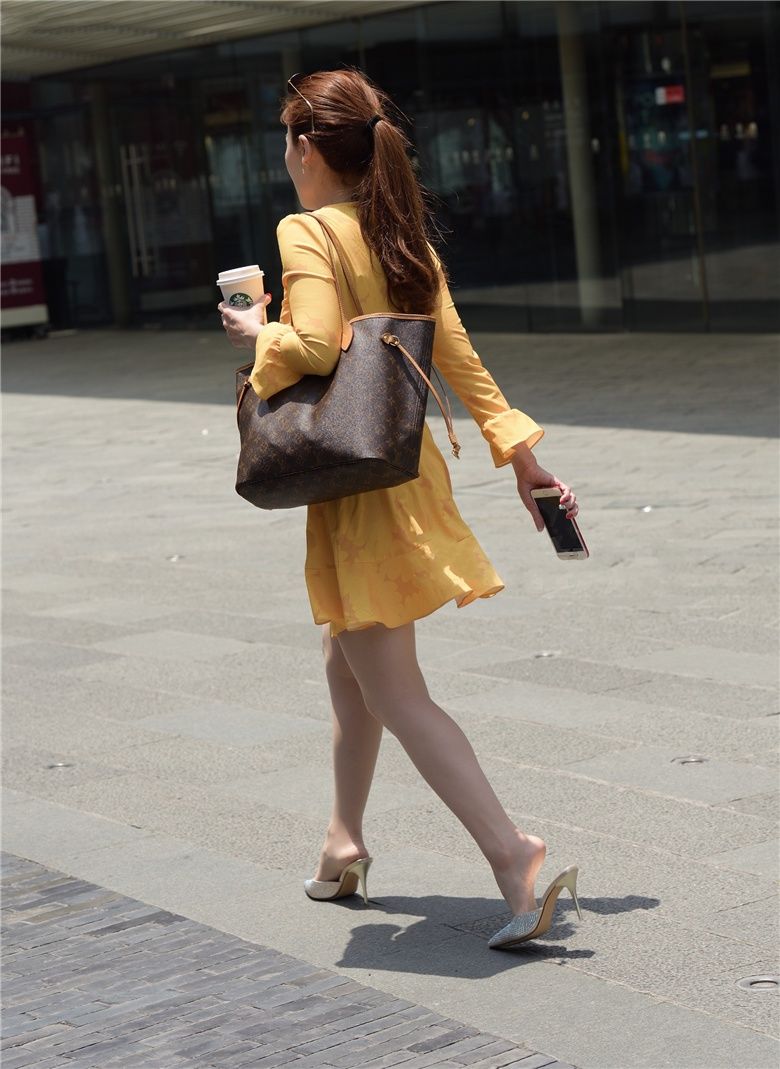 街拍联盟：阳光下的肉丝美妇，黄色套裙显得那么风韵
