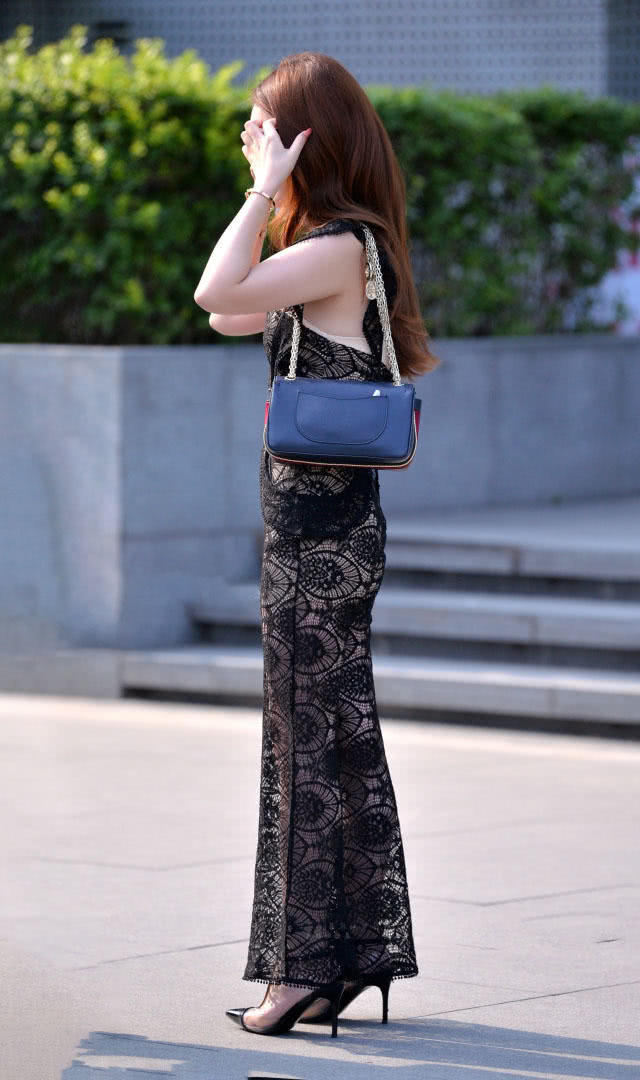 成熟少妇穿黑色蕾丝裙裹出曼妙身材曲线，这样的裙子要离近一点仔