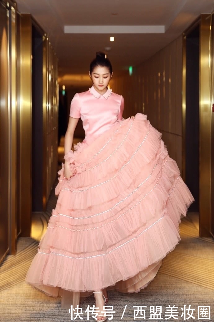 关晓彤穿印花裙，却被吐槽“没有腰”网友：鹿晗你怎么看？