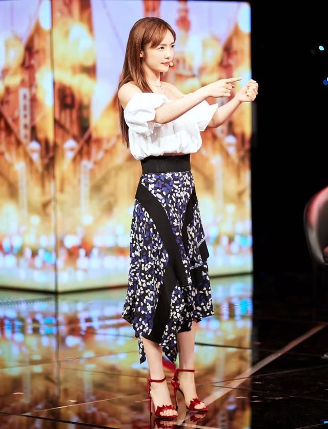 蔡文静怕脚臭?高跟鞋里穿这么厚的袜子，不过跟鞋子颜色真配!