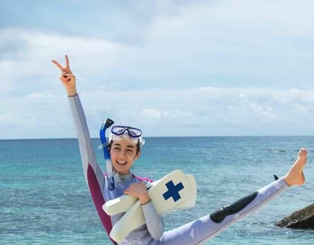 热巴学会游泳晒泳装照，网友:不露腿不露胸，这泳衣穿的好保守!