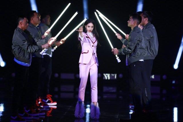 37岁蔡依林真敢穿!礼服从肩膀露到脚,网友:这尺度范冰冰都服