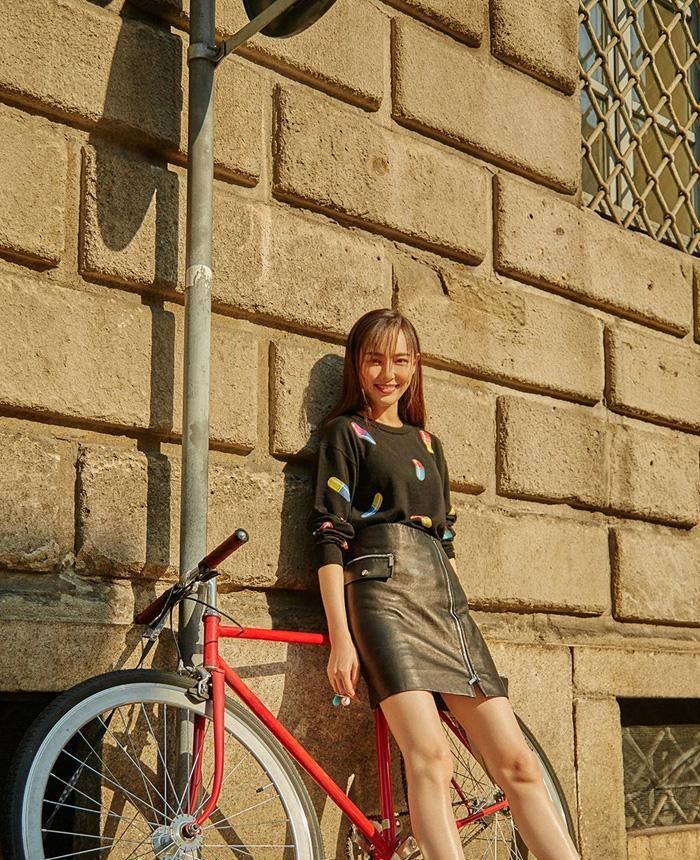  #女人味#今春火了一种“混搭穿法”,叫“卫衣+百褶裙”,穿出优雅女人味