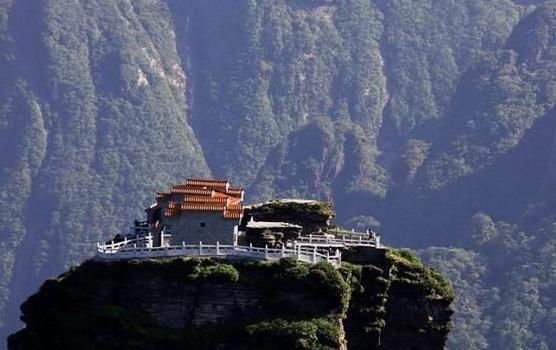 全球最不可思议寺庙，“悬挂”2000米高空中已有500年，就在中国