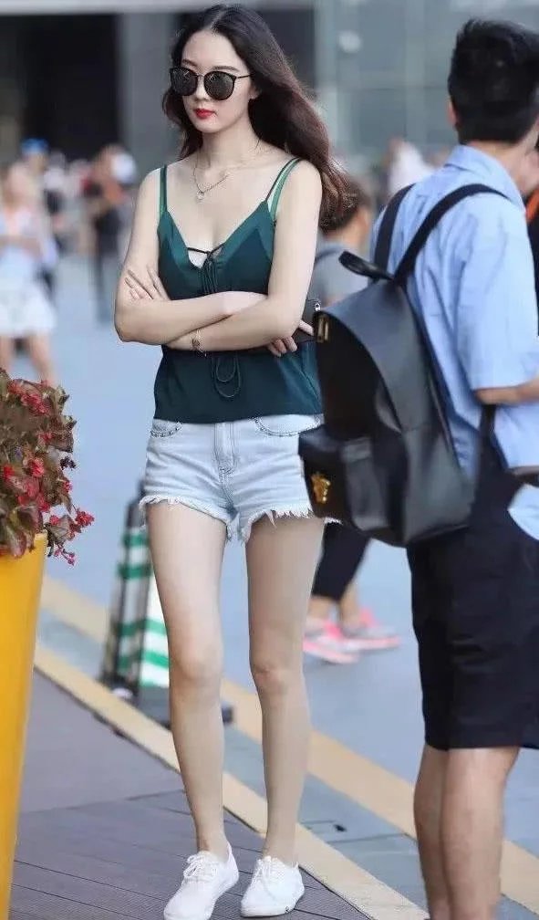 气质小姐姐超短裤秀美腿，摇摆的姿态尽显饱满臀部