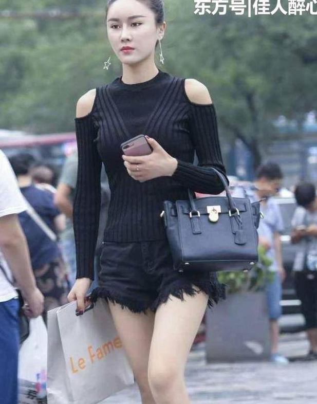 贴身短裤的小姐姐，紧紧的很显身材