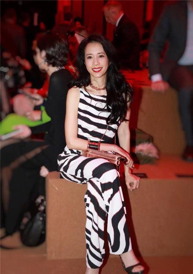  【简洁大方】今春时兴一种牛仔裤子，叫“斑马裤”，遮肉显高又高端大气，小S都上头了