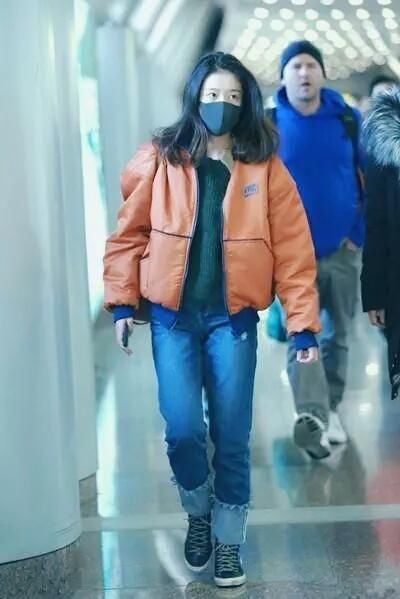 关晓彤提前过冬张子枫红配绿,这次迪丽热巴的衣品也是不敢恭维!