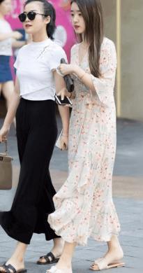 街拍小姐姐: 抹胸短裙衬托迷人身姿！紧身上衣搭配凸翘身材！