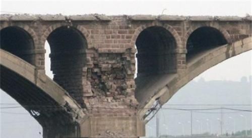  坚强|中国最坚强的大桥，被定为危桥后用炸弹拆除，一声巨响后专