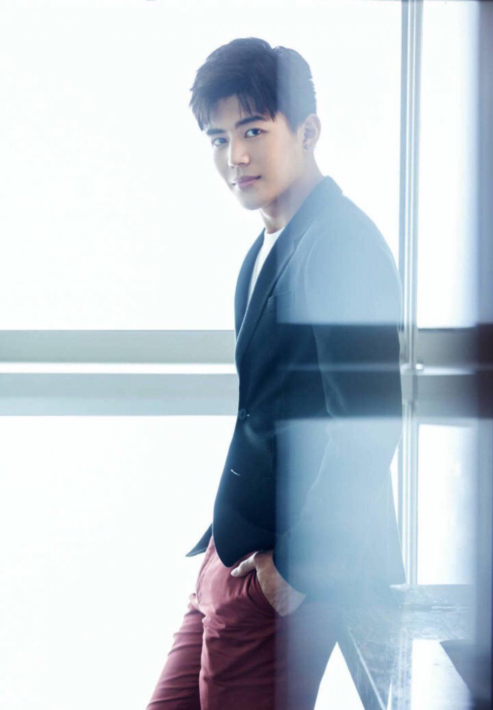 听说于济玮这次又帅气了，只因西装搭配红裤子，搭配够大胆