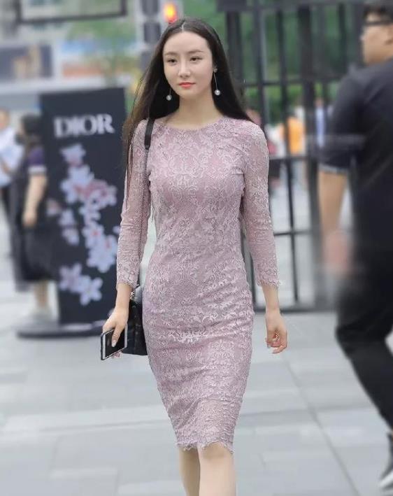  「气质」街拍：天生丽质的小姐姐，一件白色开衫配阔腿裤，时尚大方气质美