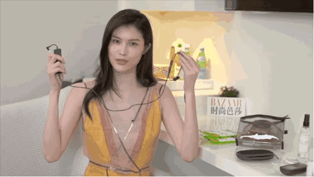 揭秘｜一线时尚大刊编辑们上班用的包包里都装了什么？