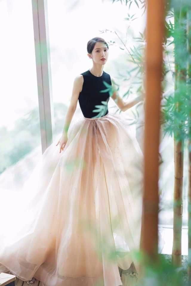 金晨这穿衣风格完全是在暴露身材的短板，网友：还是先长胖点！