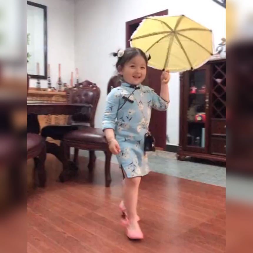 努力■网友:努力站稳是我最后的倔强!,小女孩因穿旗袍、踩高跟鞋走红