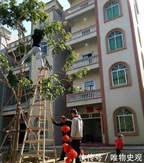  小伙|小伙斥资50万在农村盖四层别墅，超大庭院，大门太气派了！