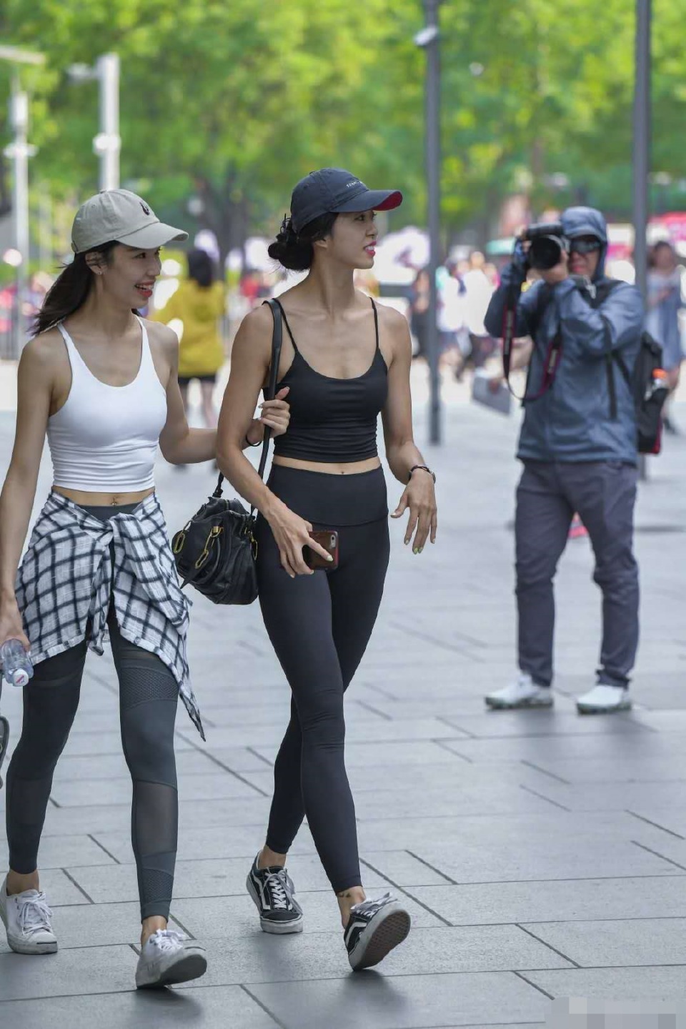  『美女』街拍：黑色紧身裤美女健身归来，你才能一枝独秀