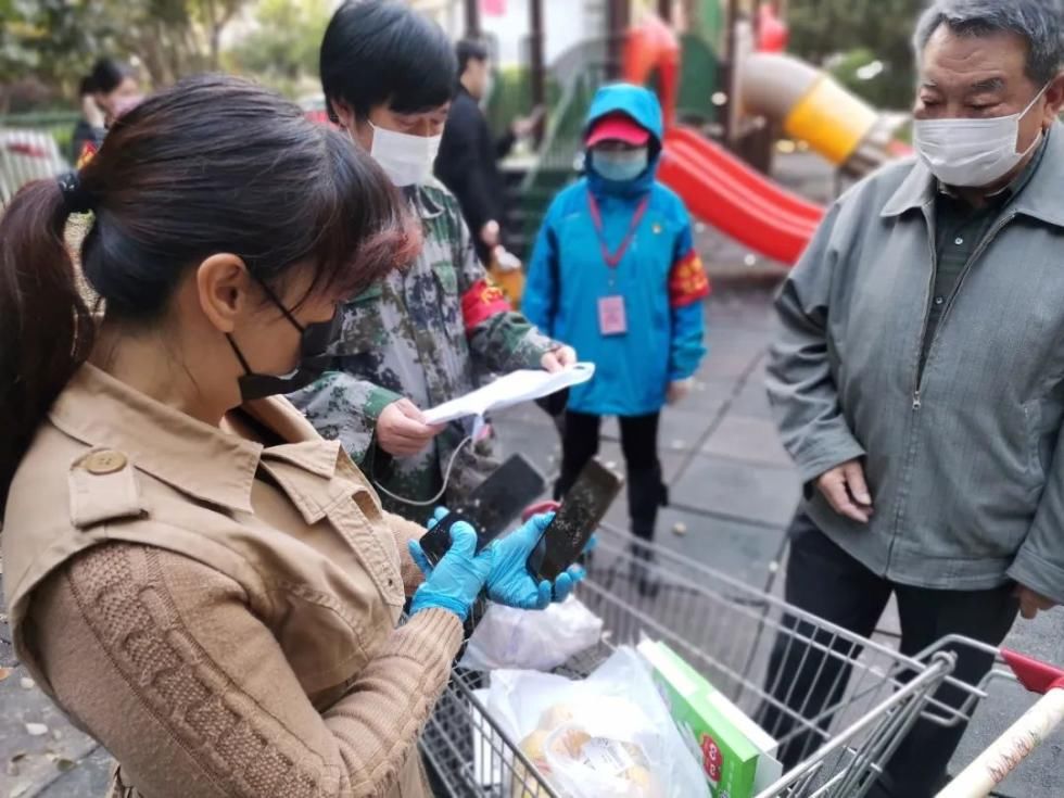  「南湖中央」武汉无疫情小区居民可以下楼了！记者现场探访