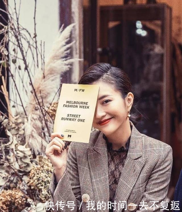 包文婧身穿吊带背心+阔腿裤,165身高穿出2米的气场,美炸了