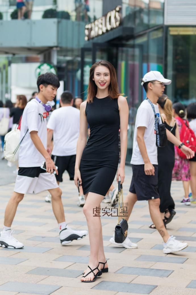 街拍:大模气质的小姐姐，修身款连衣裙穿出的好身材，让人心动