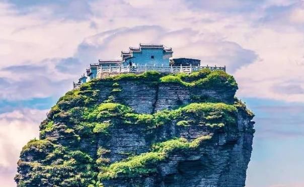 贵州第一山,山顶上的一个神奇寺庙和一块神奇的石头,真是绝了