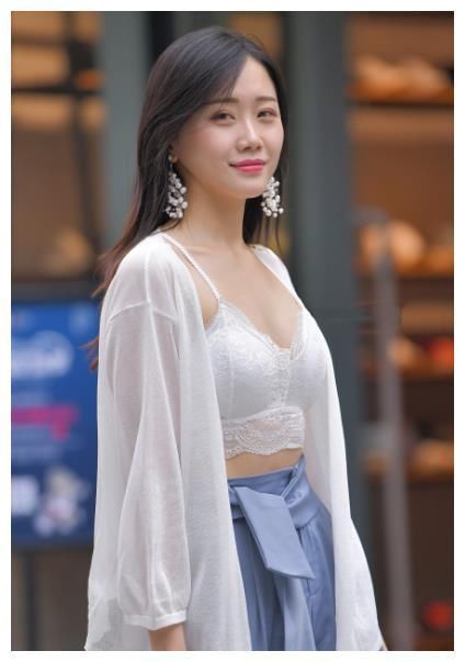 小姐姐抹胸外穿大胆时尚，嫩白皮肤修长身材引起路人纷纷回头看！