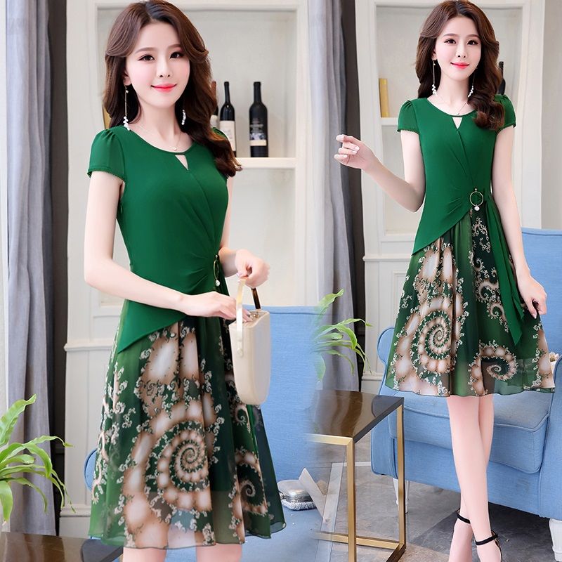 七月到了，47岁老婆换上这气质裙，好有女人味，逛街满满回头率