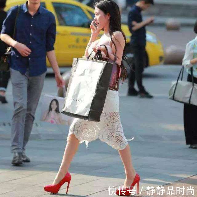 街拍: 短裙的丰腴辣妈, 皮肤真白啊