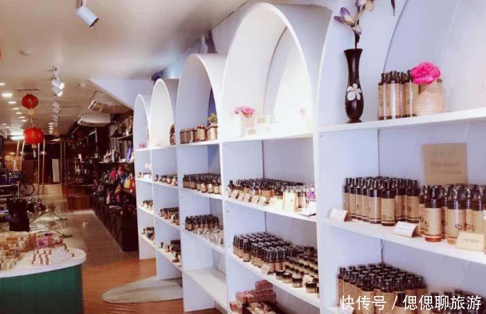 中国游客来到越南，忍不住要付款买沉香，立刻被导游制止