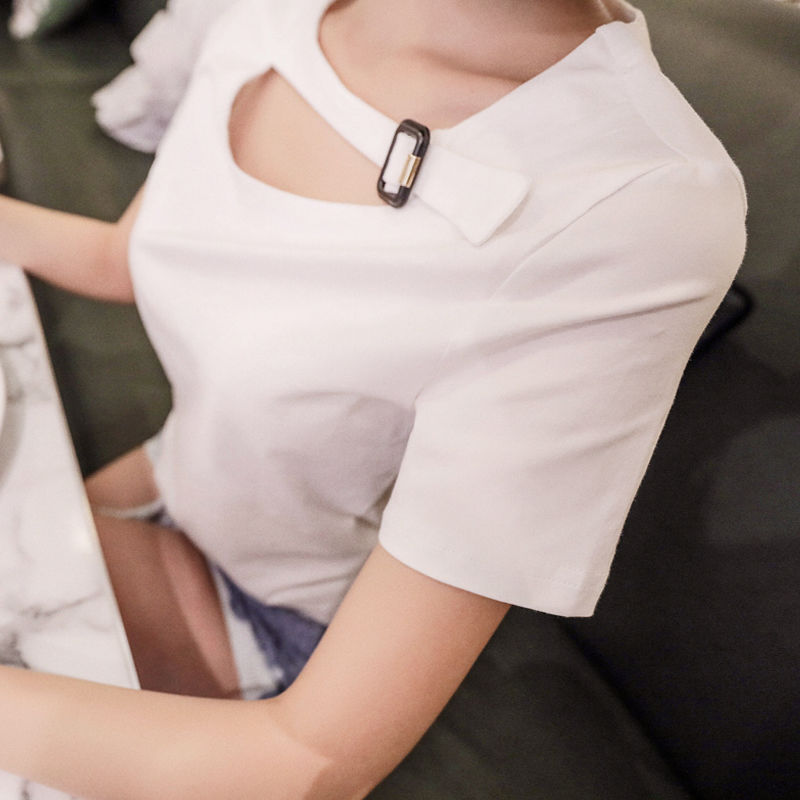 女人出街这样穿，看得让人脸红，嫩上添嫩