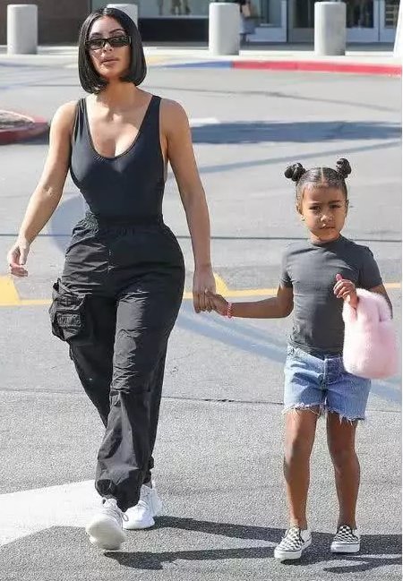 卡戴珊瘦成108斤?穿低领吊带性感十足，但看到裤子后我沉默了!