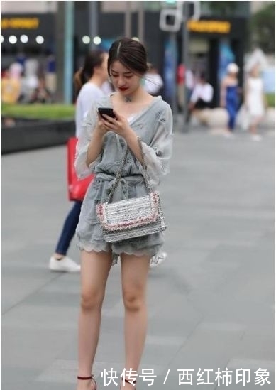蓝色:街拍美女蓝色吊带长裙,长发飘飘,气质高雅