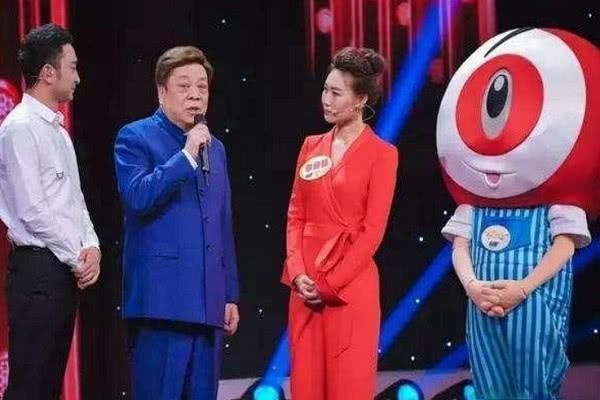 被发型坑了几十年的主持人，换个发型堪比整容，年轻了10岁