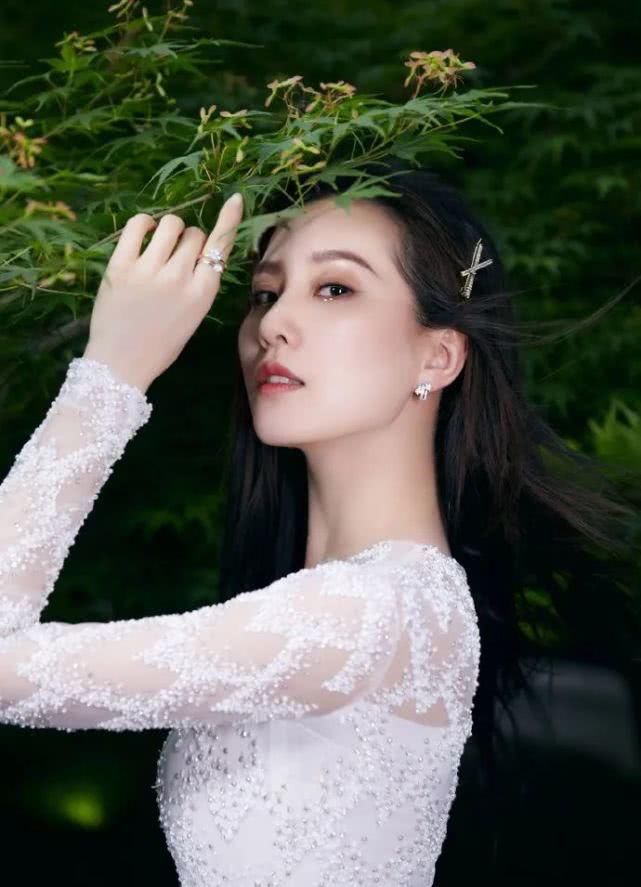 多色水钻:最近火了一种眼妆叫“心动妆”,精美水钻点缀,楚楚可怜看得心动