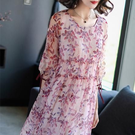 女人尽量不要穿黑裤子，瞧瞧港式女人这样穿，太惊艳了，美飞