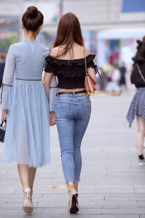 路人街拍，优雅的牛仔裤小姐姐，小露肚脐增加性感