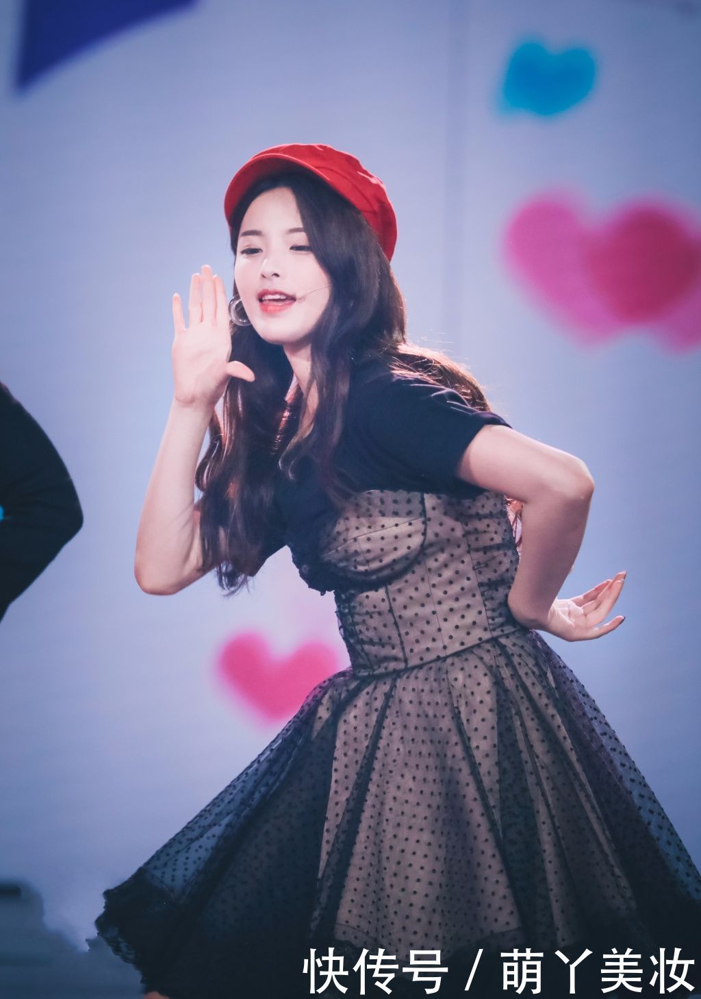 杨超越抹胸裙内穿T恤，却被吐槽“没有腰”网友：还不如不穿！