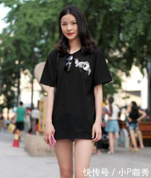 街拍：妹子穿吊带短裙，分外美丽，让人过目难忘！