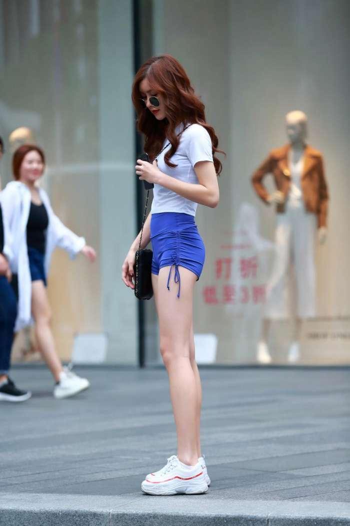 街拍：大长腿美女，白色T恤蓝色短裤，看了好多遍，还是喜欢！