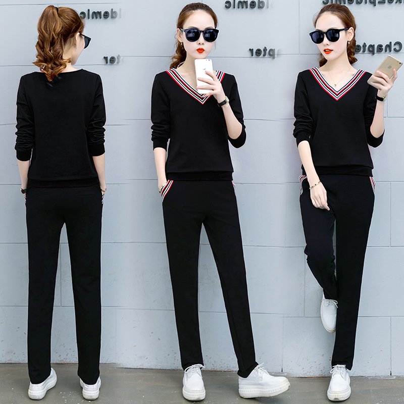 比裙子流行百倍的套装，这女人穿一个比一个惊艳，美到看不出年龄